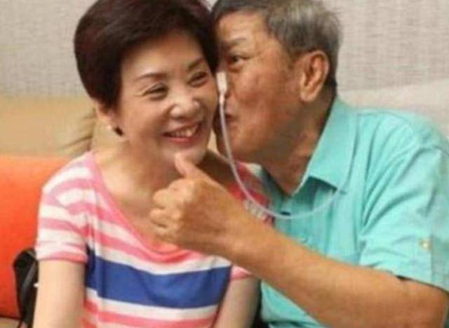 凭春晚走红，因意外摔成智障，生活不能自理，