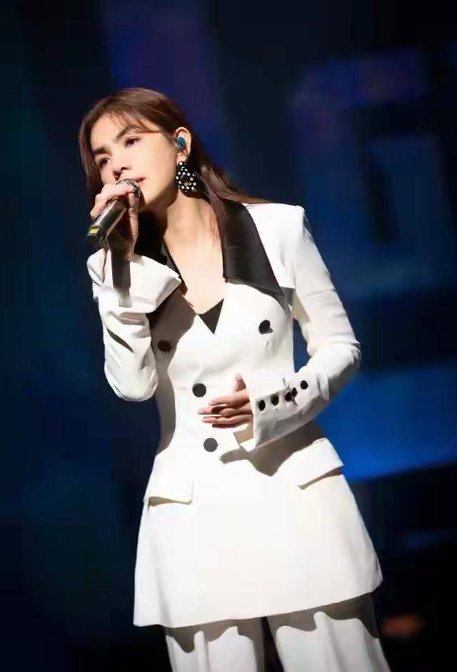 上半身|40岁Ella意外做手术太心疼！生病穿衣更大胆，深v大秀S线条