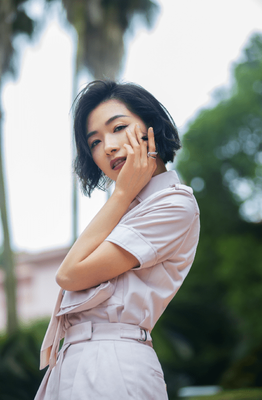 原创万茜对颜值太有自信?年轻套装配老气妆容,明明就驾驭不了