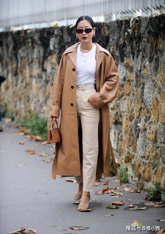 秋冬巨|驼色单品已out了!秋冬巨火的C位色叫“砂岩褐”,谁穿谁高级