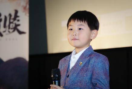 "小童星"张俊豪,5岁上春晚,赚钱养活全家人,父母:非常