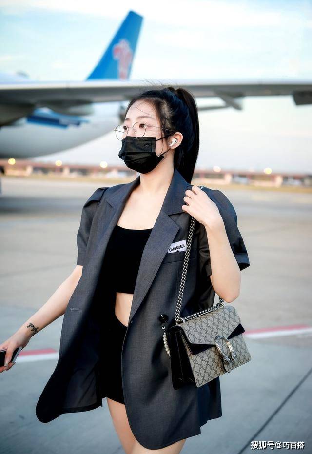 背心|我的天哪！喻言也太“攻”了吧，小背心+短裤+皮靴真是绝了