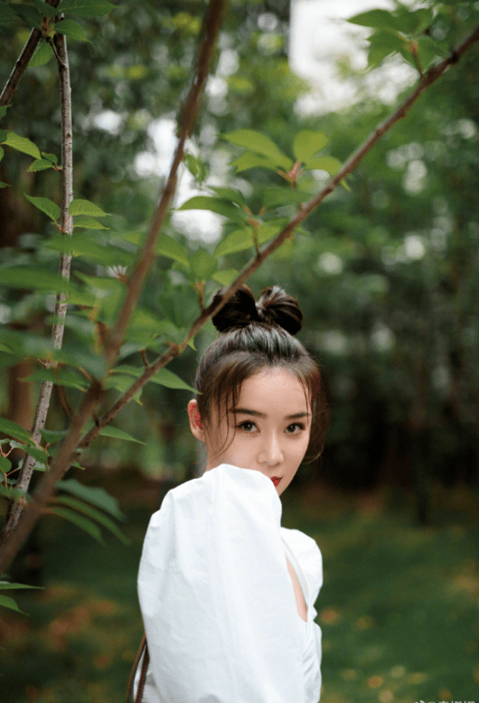 新造型|“常年被黑”如今成功出镜，袁姗姗新造型受夸赞，上衣领口是亮点