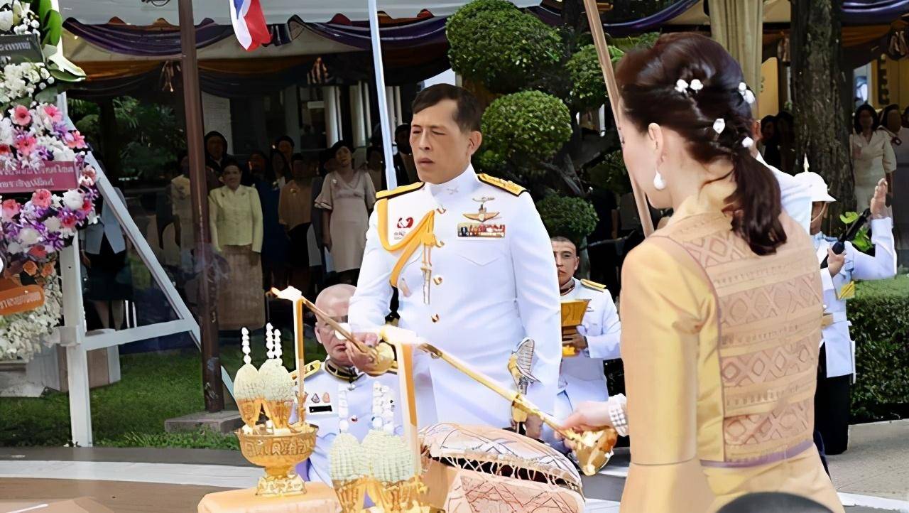 泰国王后从瑞士回国啦!换成一身粉好娇俏,满脸愁容因为贵妃得宠