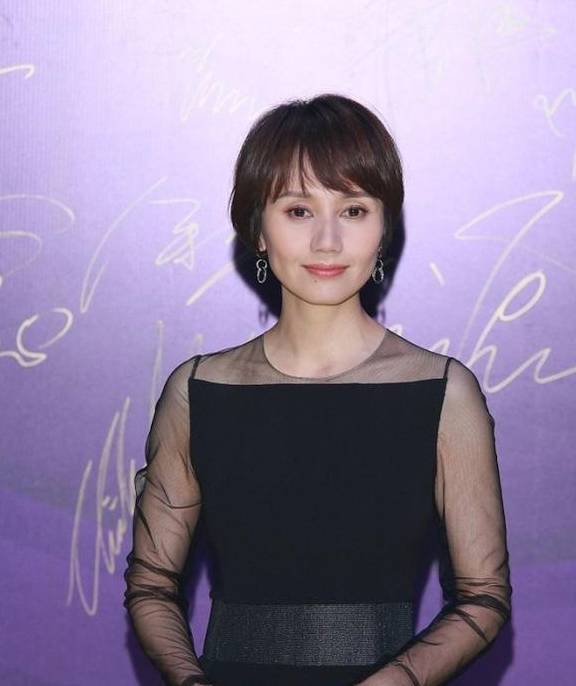 袁泉|尖叫之夜红毯生图：袁泉、海清同穿开叉裙PK，朱丹转走扮嫩少女路