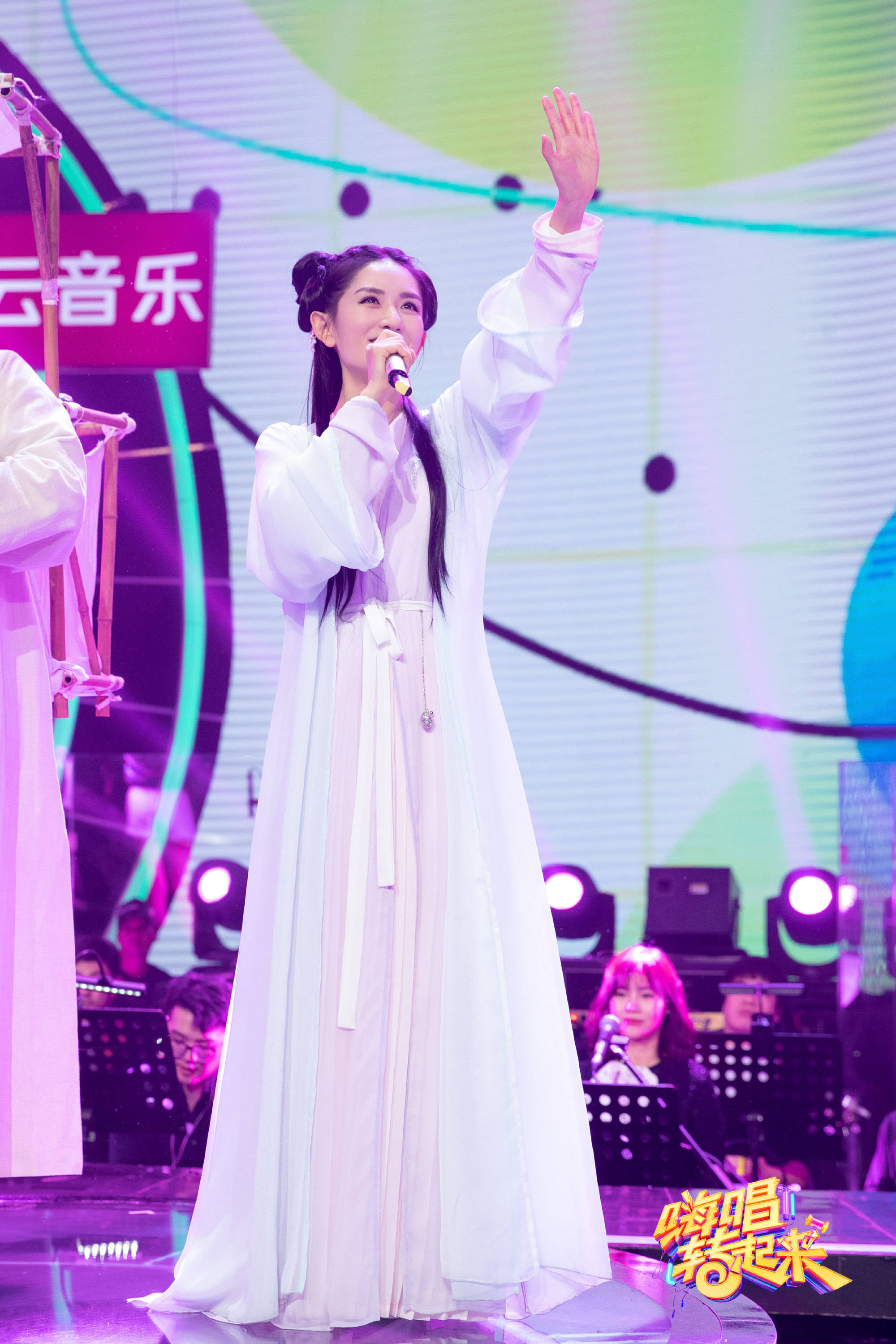 谢娜两档综艺回归引爆期待，金秋之际温暖来袭