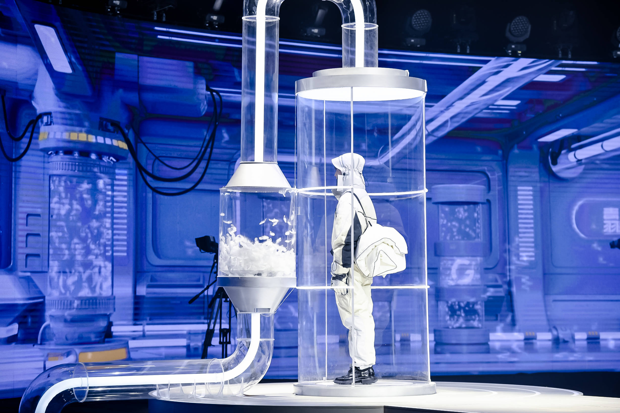 潮流|GXG青年羽绒制造局大秀高调开幕，范丞丞等明星潮咖齐聚，见证羽绒风尚新变革