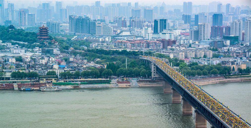 中西部GDP最高的城市_夜晚城市图片(3)