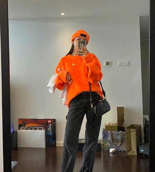 女友|宝藏女孩！张一山绯闻女友宋妍霏穿露脐装秀蛮腰，戴小黄帽很吸睛