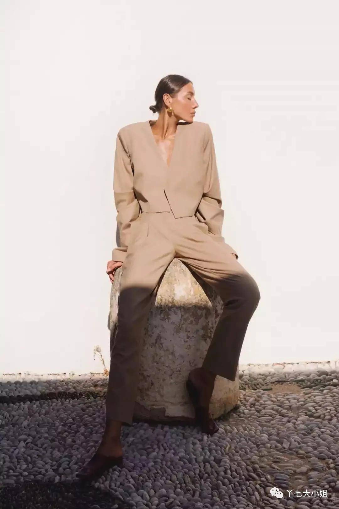 才是|被“秋天的第一杯奶茶”刷屏了吗？这一抹奶茶色，才是秋天绝配！