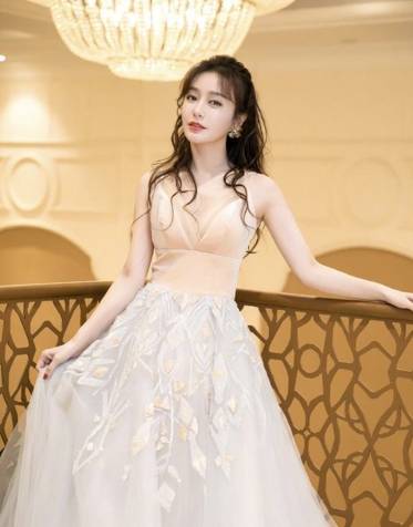 冰雪公主|富察皇后长裙配饰如同冰雪公主，一身装扮美出新高度！