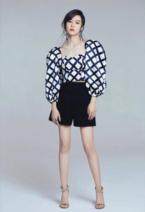 服装|郁可唯真挺摩登的，穿大号格子装，双眼柔情太容易让人陷进去