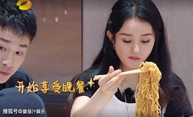 王俊凯喝白酒喊辣,减肥后的腿比赵丽颖还细