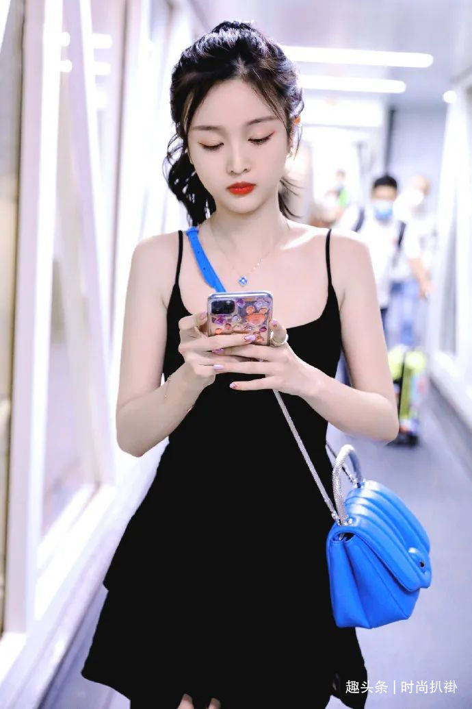 版型|吴宣仪私服也太会秀身材了！穿一袭丝绒吊带裙，肤白貌美仙女一个