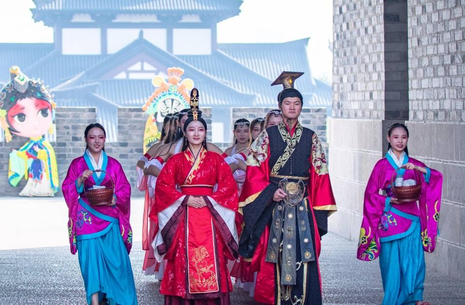 锦衣|项羽“富贵不还乡，如锦衣夜行”的回答因乡愁么？司马迁看不明白