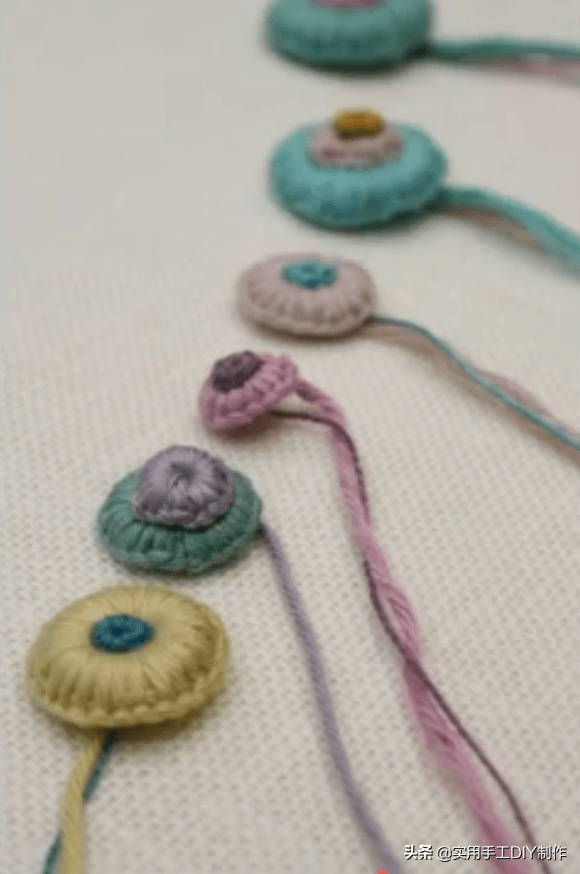 刺绣|「刺绣作品」100个迷人时尚的刺绣纽扣，装饰衣物美美的