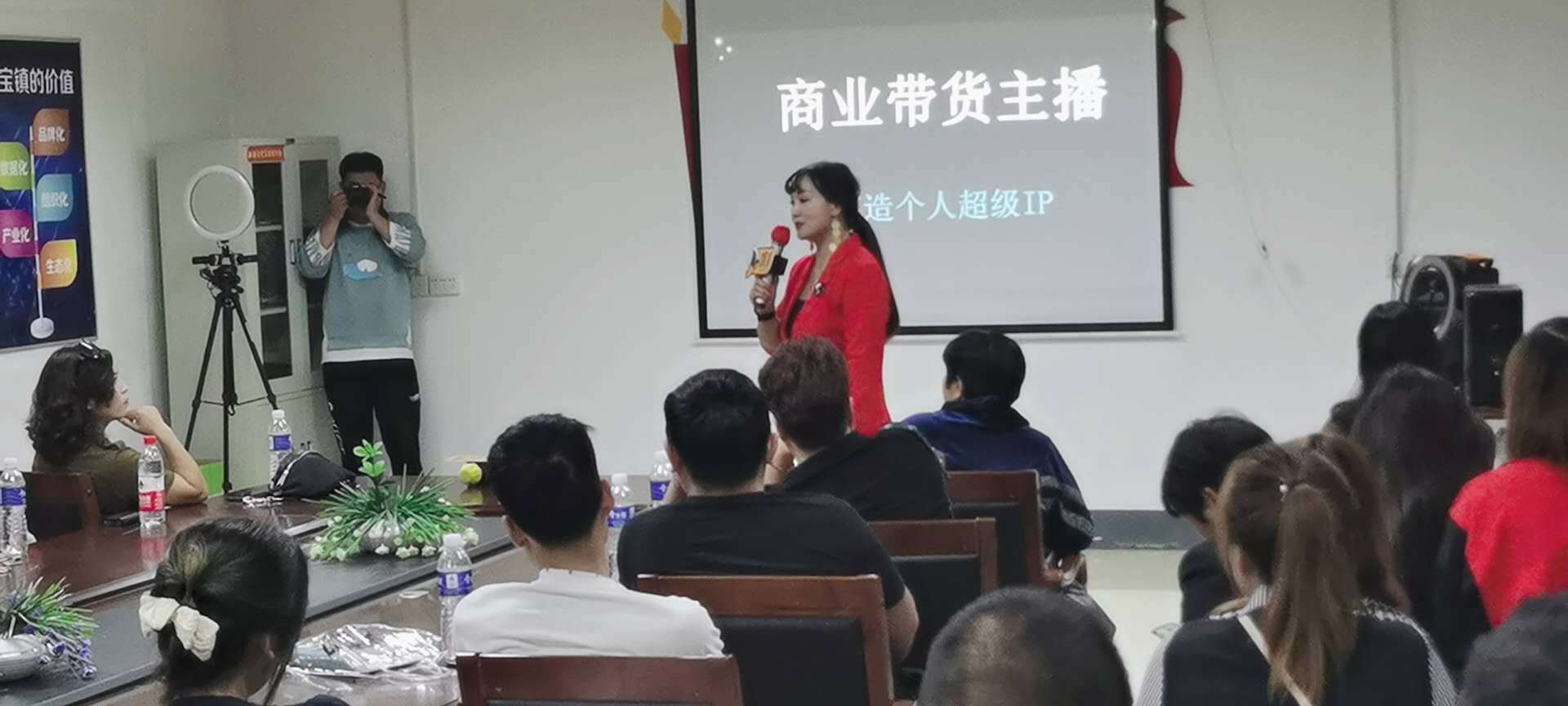 
娱播洛阳分公司在中国洛阳伊滨区庞村电子商务孵化园区举行直播视商赢天下“博鱼APP官方网站”(图3)