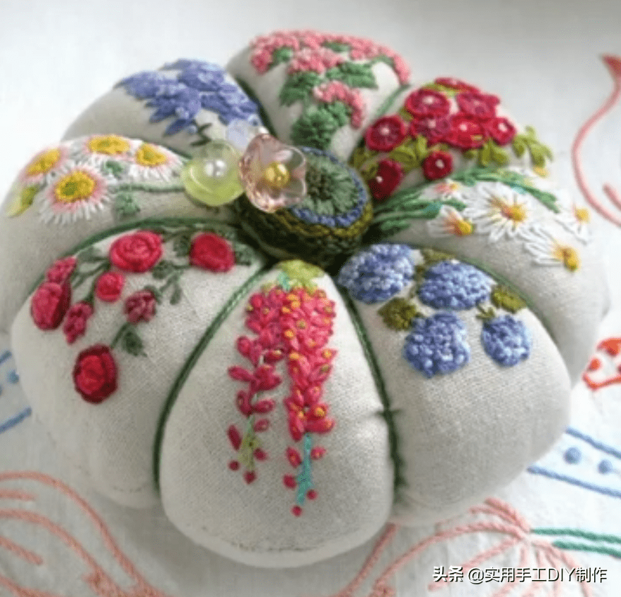 刺绣|「刺绣作品」100个迷人时尚的刺绣纽扣，装饰衣物美美的