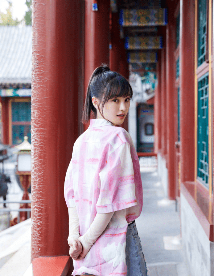 "武大女神"黄灿灿依旧清纯可人,穿无袖t恤配牛仔裤,青春靓丽_手机搜狐