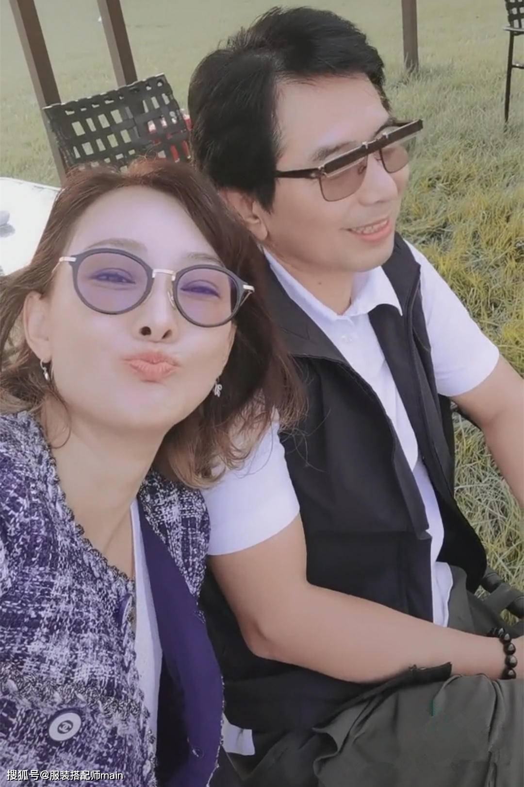 47岁牛莉罕见晒老公,穿软呢套装优雅贵气,老公黑白配简约成熟