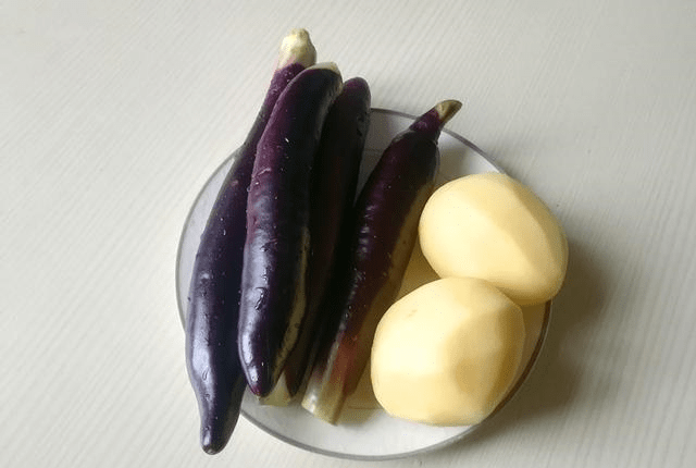 茄子怎么切成滚刀块儿 dddf0751b1bd42a0a3f9ffb84a34be3d.png