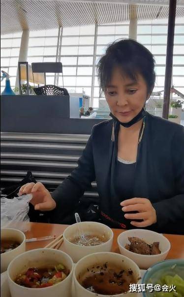 视频|原创57岁李勤勤包袱全无，晒收工视频，吃完面擤鼻涕擦在鞋后跟？