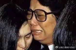 干女儿晒何超琼私照，抱宠物狗和蔼可亲，58岁无