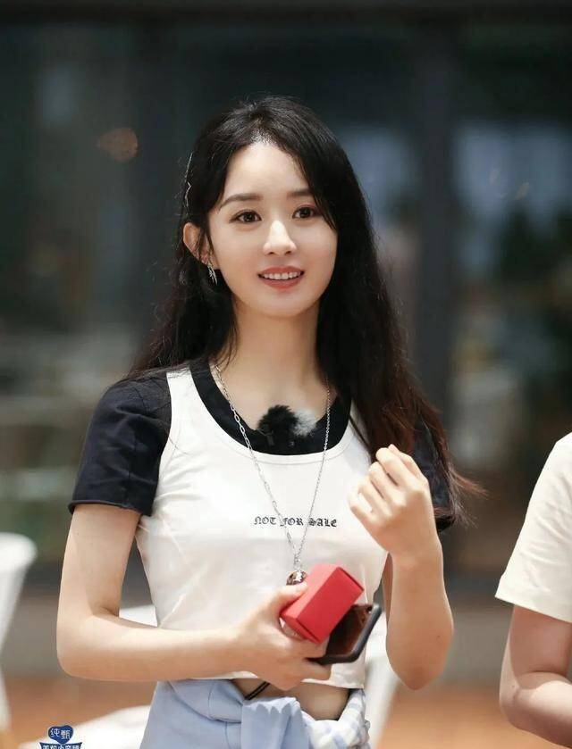 赵丽颖黑t恤白背心叠穿超个性侧分发少女感十足