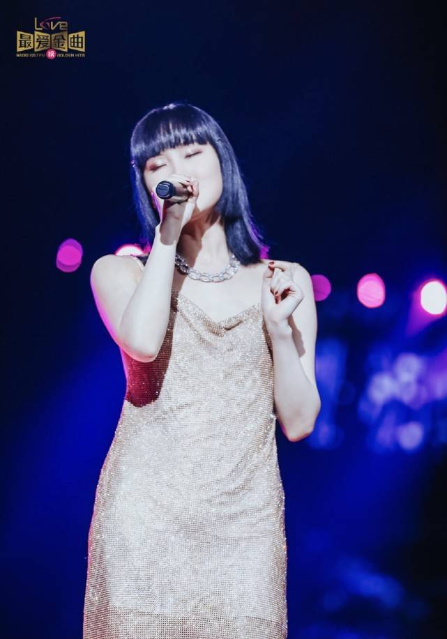 观众|原创因摔下舞台而受伤，哭着向观众道歉，她还坚持唱完了歌