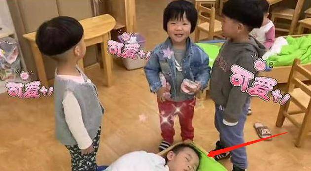 翻个身接着睡的小孩 e9910bc4a57d4472bbfac3470755758d.jpeg