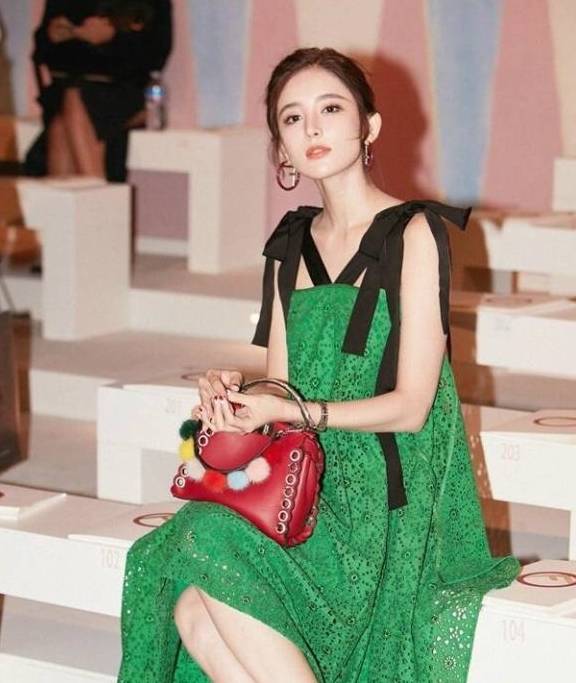 衣服|带有蕾丝的衣服，为什么总是穿出廉价感？这几点要注意了！