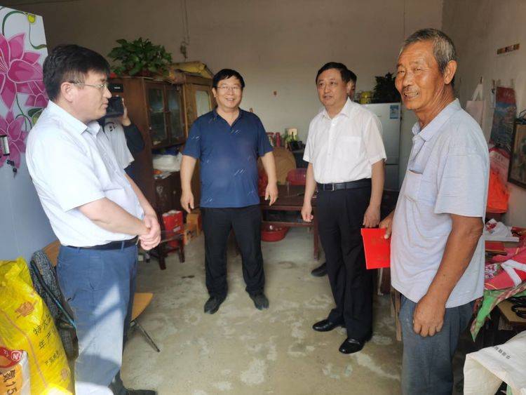 山东东明县人大主任张留印到大屯镇走访慰问困难党员