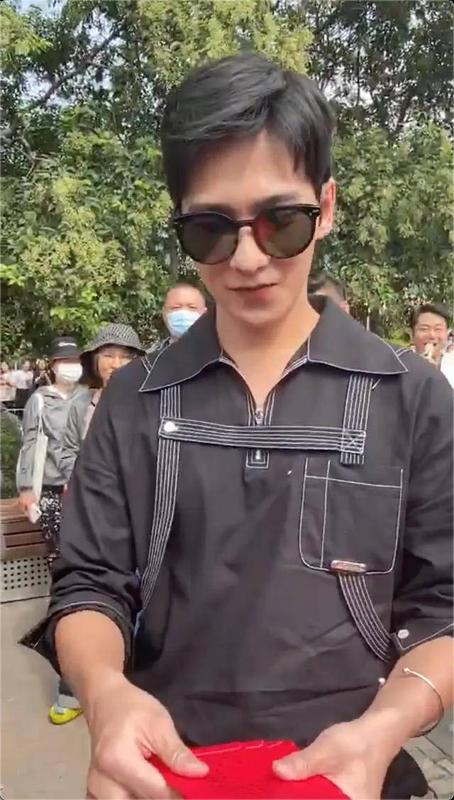 顾漫|杨洋和热巴超近照，热巴瘦了好多脸好小，杨洋走到哪里都是焦点啊