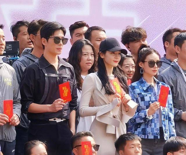 红包|原创《你是我的荣耀》开机路透曝光,热巴气质足,杨洋偷瞄红包太可爱