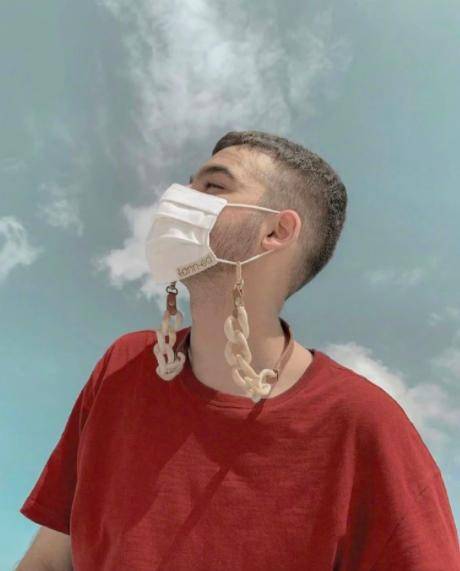 时装周|2021春夏时装周口罩造型依然流行,模特戴罩走秀,口罩链成配饰新物种