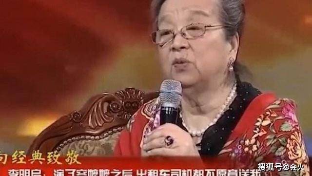 容嬷嬷|原创84岁李明启精神矍铄，等公交偶遇粉丝亲切合影，曾被出租车拒载