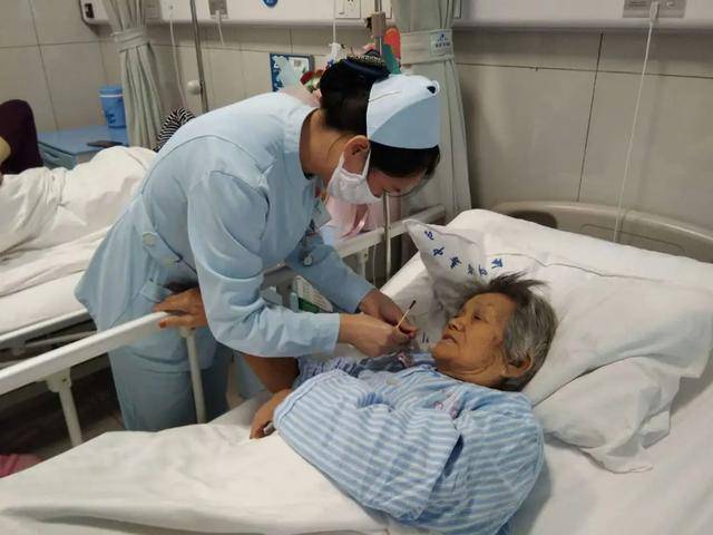 南阳医专一附院:祝88岁结肠癌术后直肠癌患者术后顺利