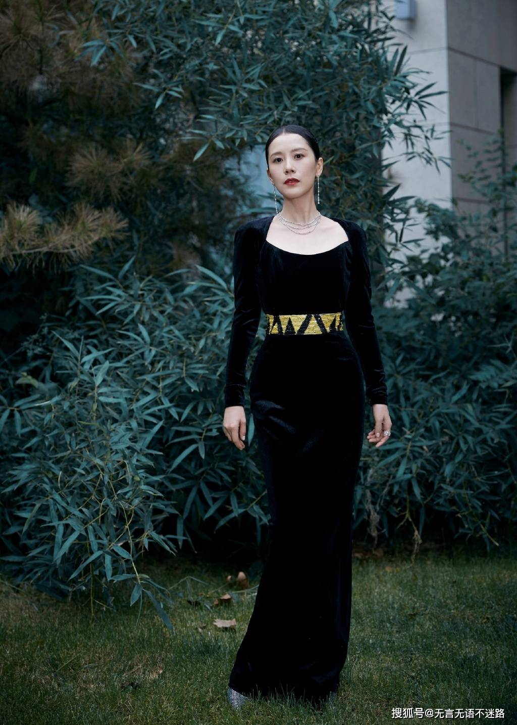 海清 黑丝绒露背裙 今天海姐好美