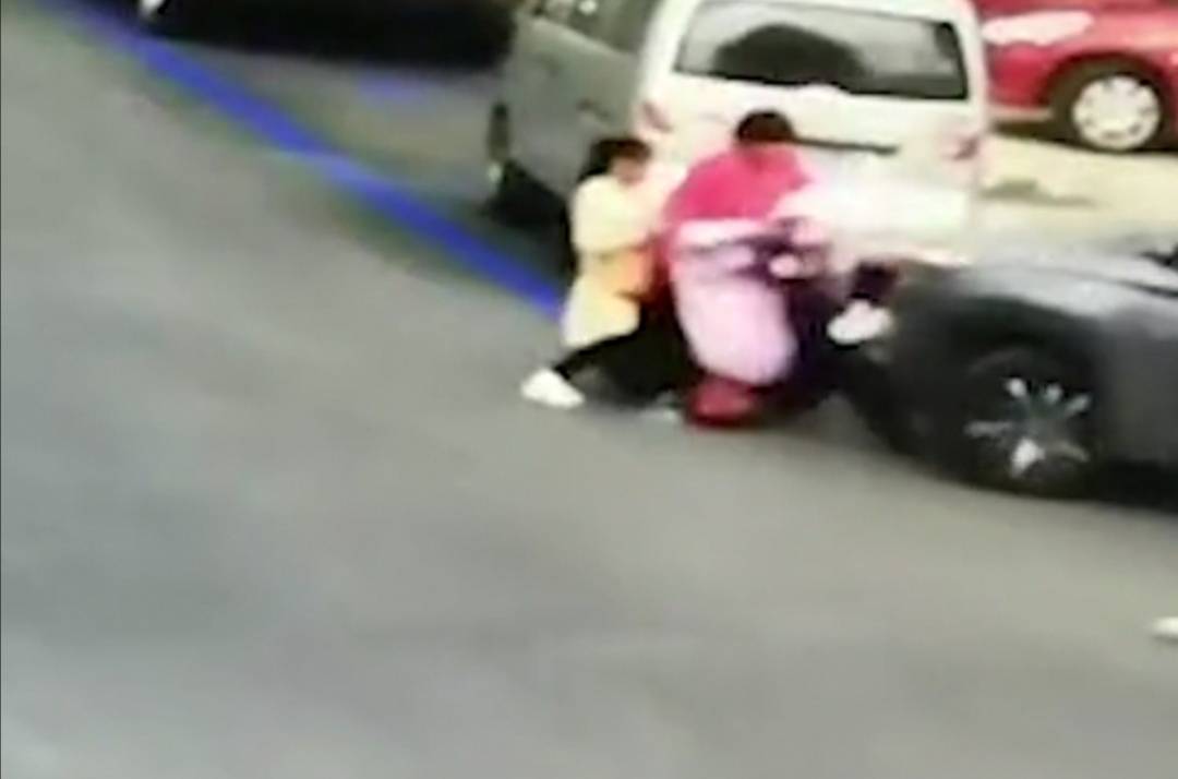 邯郸女子送女儿上学路上遭前男友驾车碾压，再