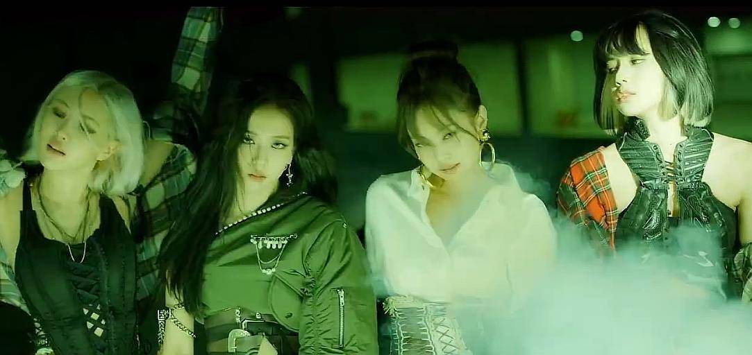 Lisa|blackpink新专视频预告：jisoo崩溃奔跑，Lisa依靠在一个男人怀里