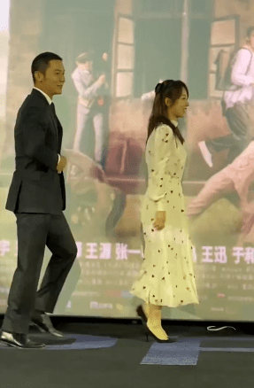 视频|杨紫路演精修美图被拆穿，跟现场视频差距大，颜值身材依旧灾难