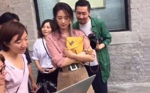 童瑶|童瑶素颜彩排，肤色蜡黄但皮肤紧致，冯巩走路驼背穿的很朴素！