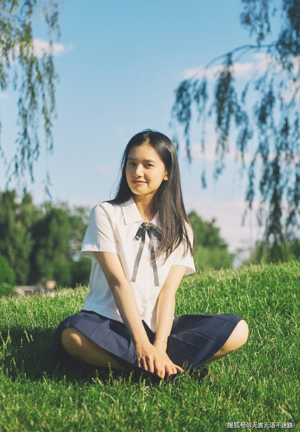 张婧仪校园写真,甜甜少女精致又灵动,初恋的感觉