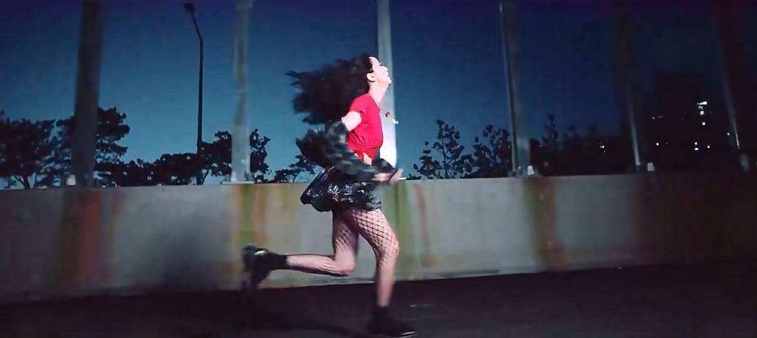 Lisa|blackpink新专视频预告：jisoo崩溃奔跑，Lisa依靠在一个男人怀里