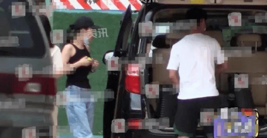 手臂|36岁文章现身机场，肩膀宽厚手臂都是肌肉，身材健硕很有男人味