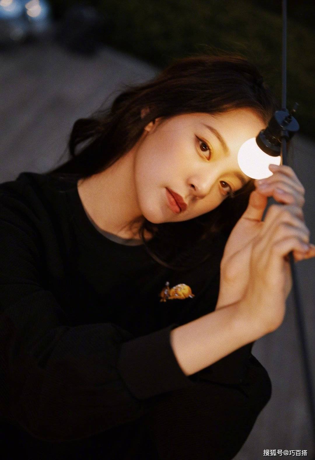 太会|国货品牌太平鸟终于崛起,代言人欧阳娜娜太会玩,黑色单品太时髦