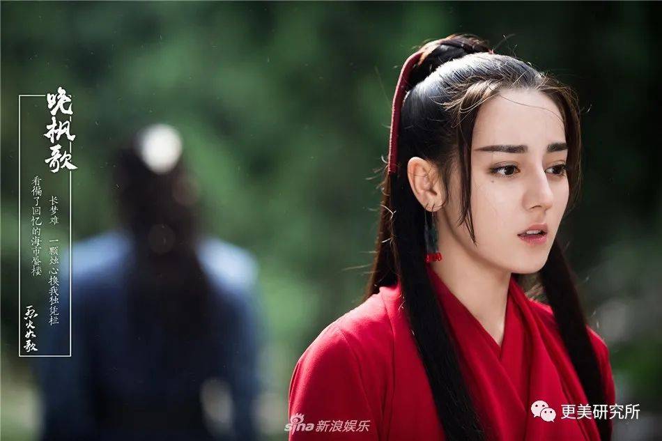 单照美|热巴求你赶紧抗衰吧，单照美出圈，合影却被十八线吊打？