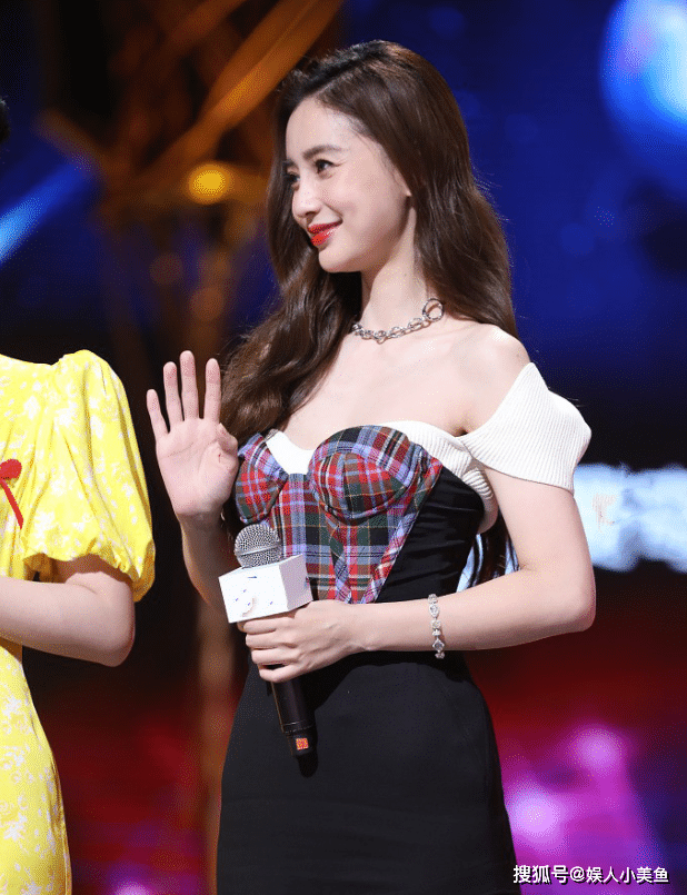 Baby|Baby强穿抹胸裙，上台后滑落，当场整理这个部位真尴尬