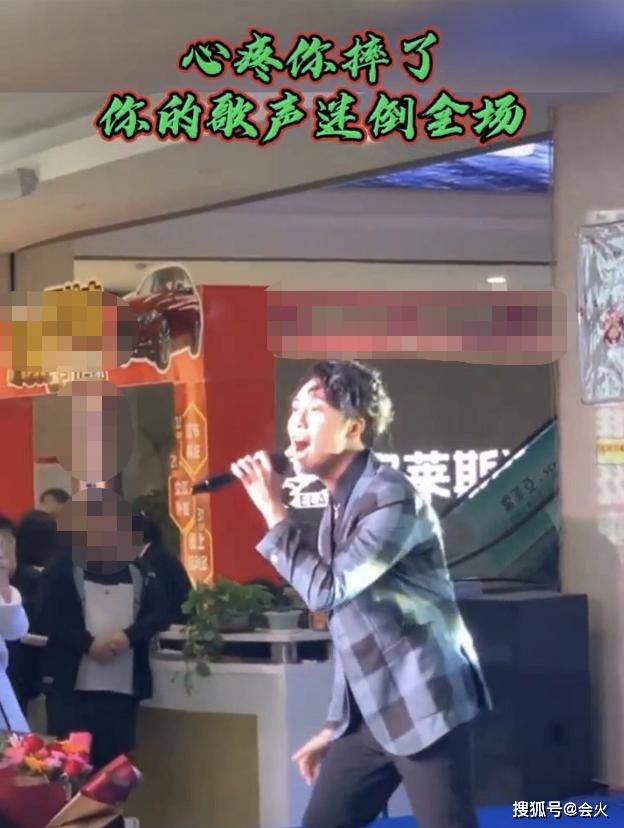 舞台|原创陈乐基舞台摔倒无人扶，卖力唱成名曲气氛冷清，被嘲只会一首歌