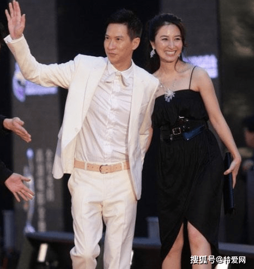 张家辉关咏荷恩爱现身,十指相扣低调炸街